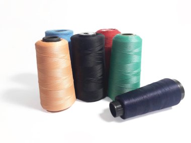 Çeşitli renk ve boyutlarda dikiş iplikleri