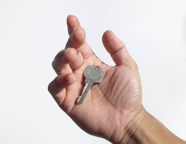 Paslanmaz çelikten yapılmış ve 3 kişi tarafından tutulan bir ev anahtarı.