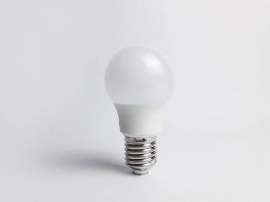 LED ampuller izole edilmiş beyaz zemin üzerinde beyazdır