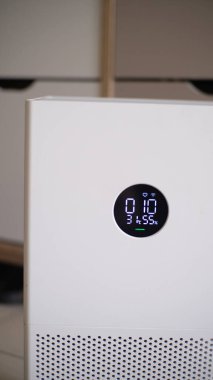 Bir dairede kullanılan beyaz ve minimalist hava temizleyici.