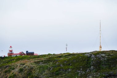 Hoorn Adası 'ndaki Şili Donanma İstasyonu bir deniz feneri, konut, küçük bir kilise ve hizmet binası, Şili Burnu, Güney Amerika