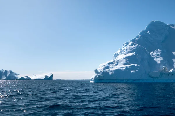 Paisagem Antártica Apresentando Passagem Entre Enormes Icebergs Azuis Deriva Água — Fotografia de Stock