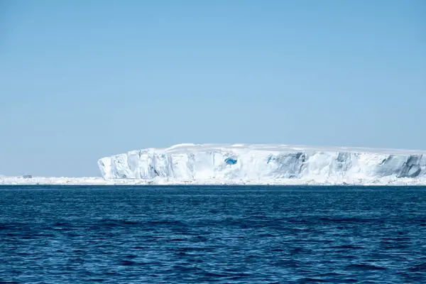Μεγάλο Λευκό Παγόβουνο Παρασύρεται Νότια Της Ανταρκτικής Χερσονήσου Στο Weddell — Φωτογραφία Αρχείου