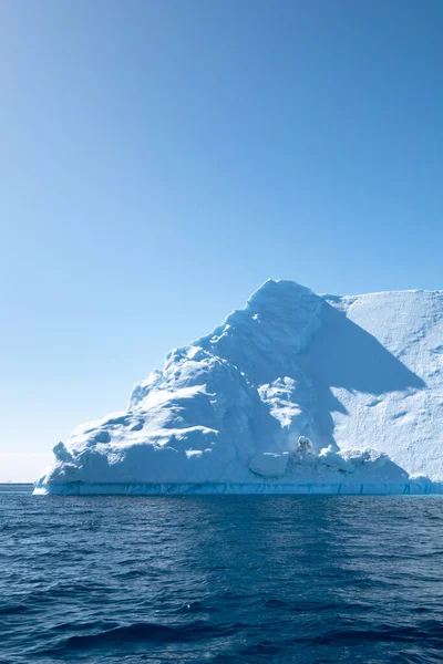 Παγόβουνο Και Ένας Τεράστιος Σωρός Από Χιόνι Πάνω Του Ανταρκτική — Φωτογραφία Αρχείου