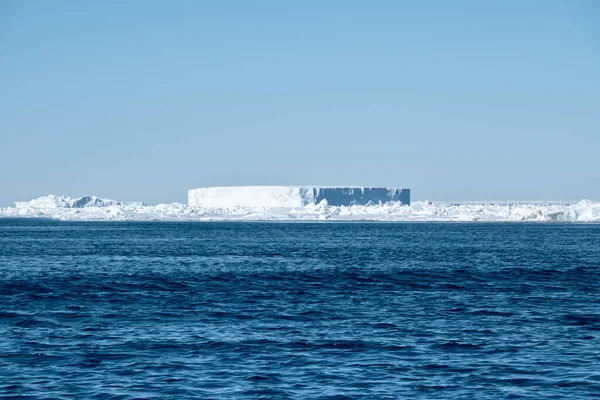 Dokonalý Trojúhelníkový Ledovec Unášený Jižním Oceánem Jižně Antarktického Poloostrova — Stock fotografie