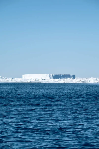 Iceberg Tabulare Perfettamente Sagomato Alla Deriva Nell Oceano Meridionale Sud — Foto Stock