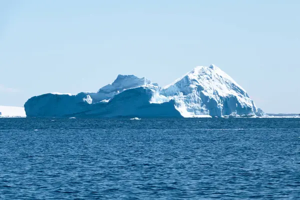 Τεράστιο Μπλε Παγόβουνο Επιπλέει Στο Νότιο Ωκεανό Μια Ηλιόλουστη Μέρα — Φωτογραφία Αρχείου