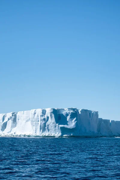 在南极洲南极半岛以东的威德尔海中漂流的巨大蓝色表状冰山 — 图库照片