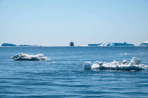 Beautiful Antarctic Landscape Pristine Blue Icebergs Cruise Ship Navigating Them — Stock Photo, Image