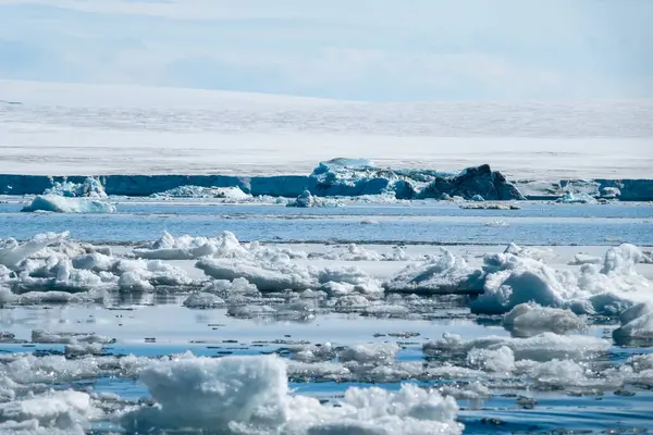 南極の凍ったツンドラの穏やかな風景 ウェッデル海で氷が溶ける — ストック写真