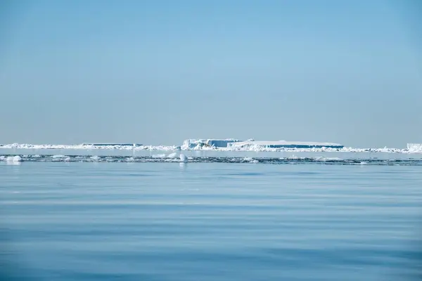 Eis Trifft Wasser Einem Strahlend Sonnigen Tag Der Antarktis — Stockfoto