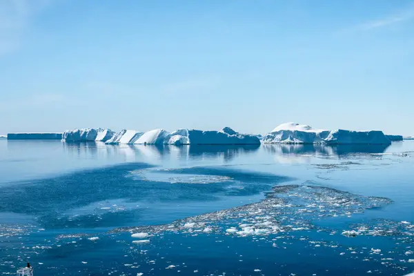 在南极南大洋漂流的蓝色冰山 — 图库照片