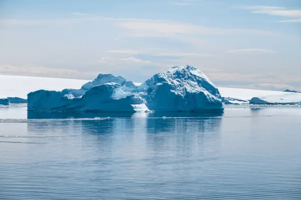 Closeup Blue Pinnacle Shaped Icebergs Waters Southern Ocean Antarctica — Stock Photo, Image