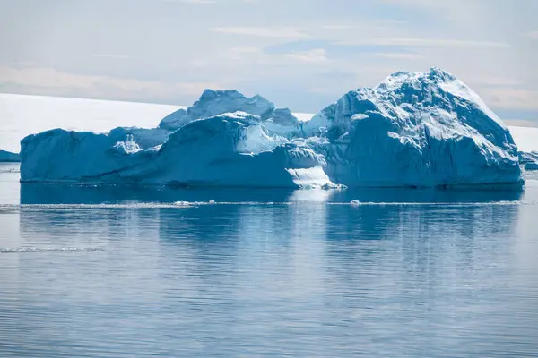 Antarctica Close Van Blauwe Ijsbergen Drijvend Het Kalme Zeewater — Stockfoto