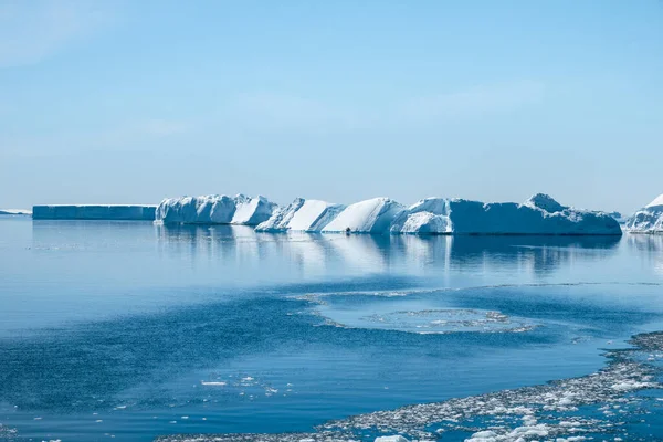 Perfecte Blauwe Ijsbergen Die Tijdens Zomer Voor Kust Van Ross — Stockfoto