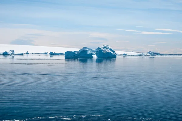 Pristine Blue Colors Antarctic Icebergs Sea Waters Bright Sunny Day — Stock Photo, Image