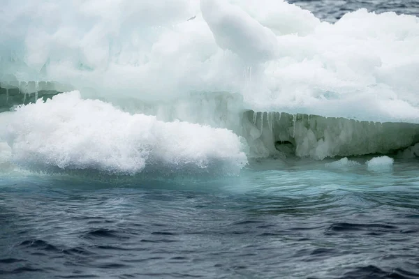 Nahaufnahme Der Unteren Schichten Eines Eisbergs — Stockfoto