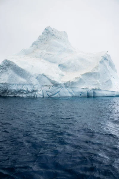 Ein Blick Auf Die Unterwassermuster Eines Eisbergs Kommt — Stockfoto