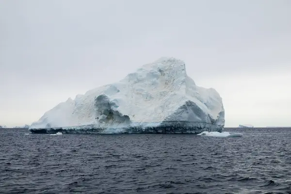 Gran Iceberg Forma Montaña Que Derrite Mar Weddell Cerca Isla — Foto de Stock