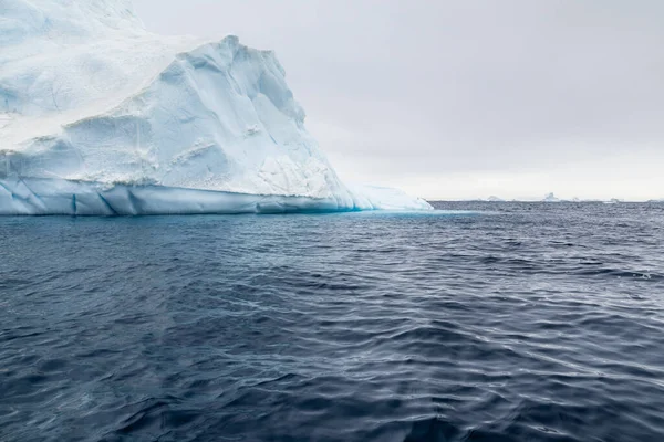 Weddell Denizi Manzarası Suda Sürüklenen Buzdağları — Stok fotoğraf