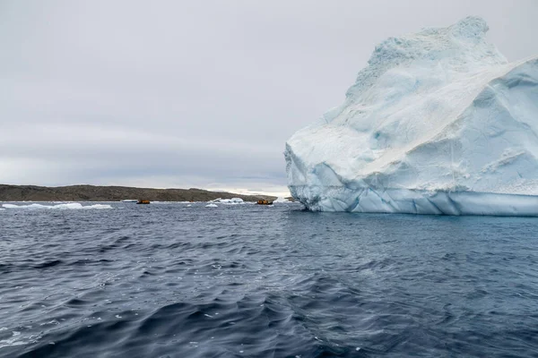 Dois Barcos Zodíaco Caminho Grande Iceberg Mar Weddell Terra Graham — Fotografia de Stock