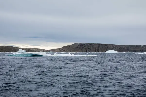 Ledové Konstrukce Různých Tvarů Tající Před Skalnatým Ostrovem Antarktidě — Stock fotografie