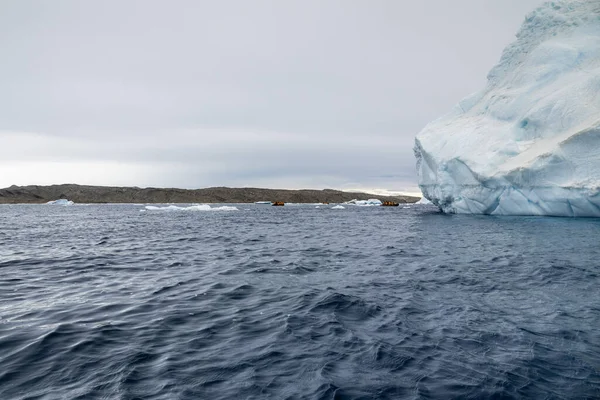 Turistlerle Dolu Zodiac Botları Buzdağında Geziniyor — Stok fotoğraf