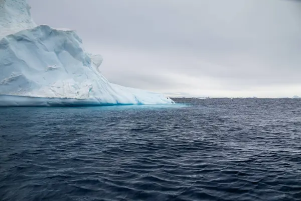 Άποψη Του Τοπίου Της Ανταρκτικής Τεράστιο Παγόβουνο Και Την Αντανάκλασή — Φωτογραφία Αρχείου
