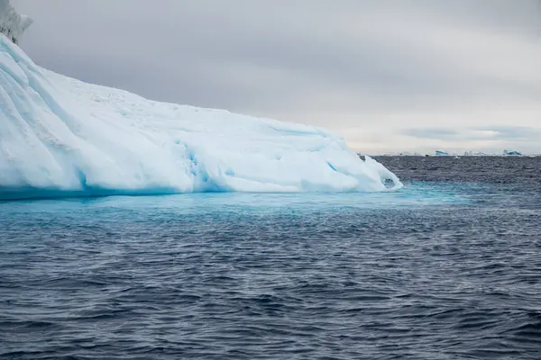 Όμορφο Παγόβουνο Και Μπλε Αντανάκλαση Στη Θάλασσα — Φωτογραφία Αρχείου