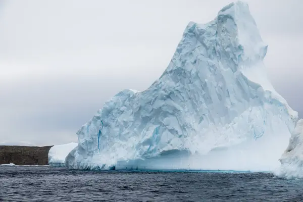 Stora Toppformade Isberg Med Seymour Island Bakgrunden Graham Land Antarktiska — Stockfoto