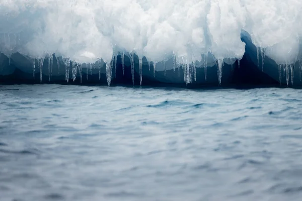 Nahaufnahme Der Eisberg Eiszapfen Die Sich Beim Schmelzen Und Wiedergefrieren — Stockfoto