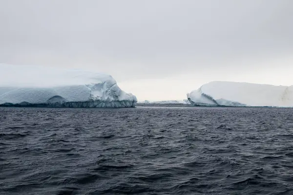 Antarktika Kayan Büyük Buzdağları Arasındaki Güvenli Geçişin Görüntüsü — Stok fotoğraf