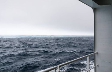 Clarence Adası, Weddell Denizi, Antarktika 'nın güneyindeki yolcu gemisinden A23a buzdağının görüntüsü