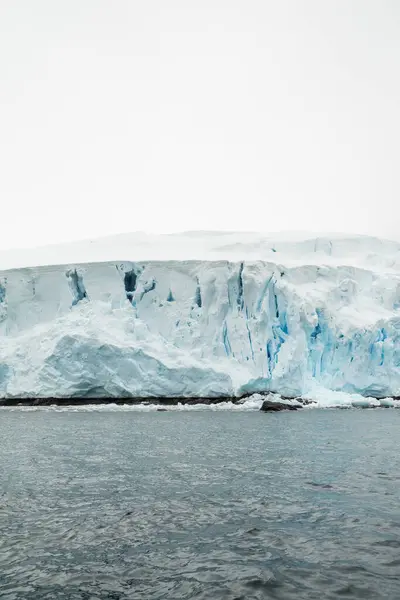 Вертикальный Снимок Ледника Антарктиде — стоковое фото