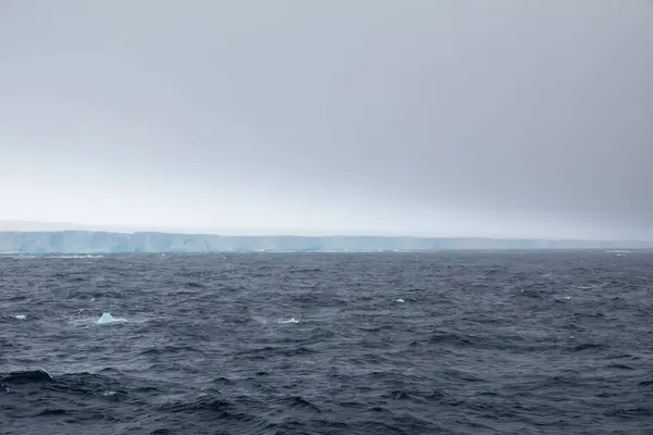 2023年12月10日にクルーズ船から撮影された ニューヨーク市の約3倍の大きさの氷山であるA23A氷山 — ストック写真
