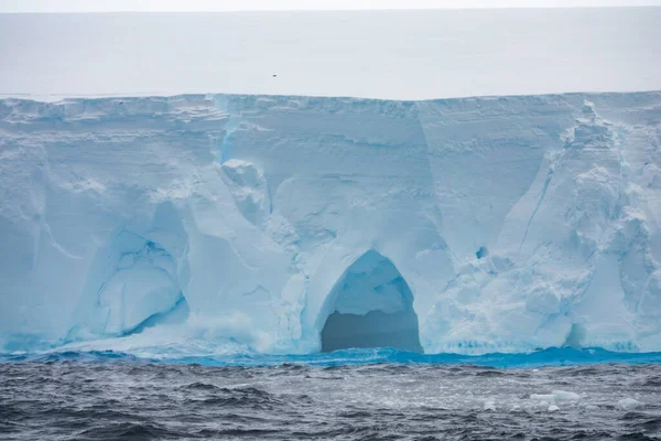 Gigantisk Isgrotta Världens Största Isberg A23A Fotograferad Från Kryssningsfartyget Den — Stockfoto