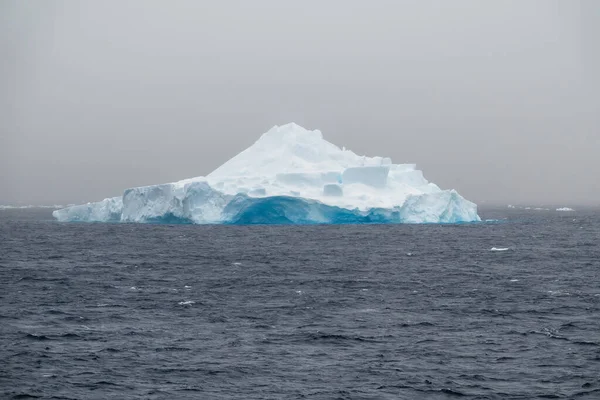 Blå Isberg Skjuten Molnig Dag Antarktis — Stockfoto