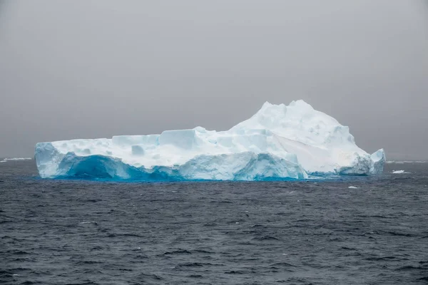 Bellissimo Iceberg Blu Circondato Dalla Fusione Nell Oceano Meridionale — Foto Stock