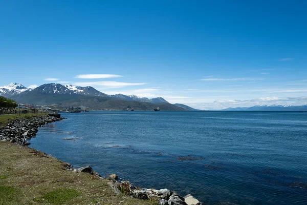 アルゼンチン ウシュアイア湾と戒厳山の眺め — ストック写真
