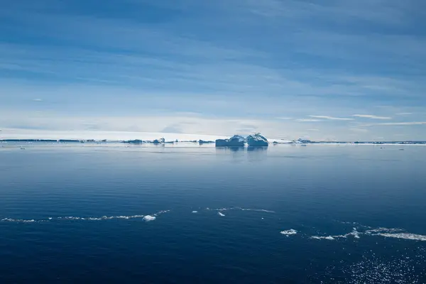 Захватывающие Пейзажи Антарктики Спокойными Голубыми Водами Моря Уэдделл Большими Голубыми — стоковое фото