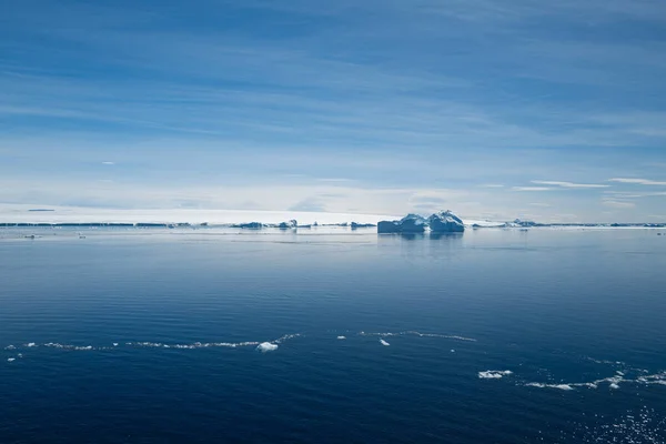 Błękitny Antarktyczny Krajobraz Spokojny Słoneczny Dzień Strzał Wschód Wyspy Snow — Zdjęcie stockowe