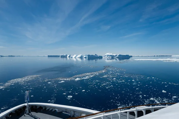 Navio Cruzeiro Aproximando Icebergs Azuis Dia Ensolarado Antártica Região Polar — Fotografia de Stock