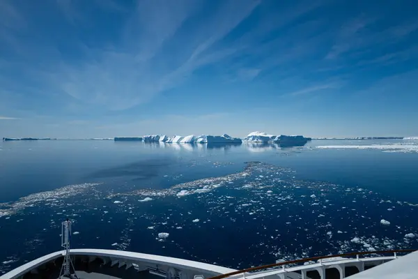 Statek Wycieczkowy Zbliża Się Obszaru Wyspy Snow Hill Półwysep Antarktyczny — Zdjęcie stockowe
