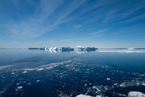 Weddell Denizi Antarktika Sürüklenen Buzdağlarının Panoraması — Stok fotoğraf