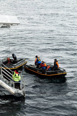 Cape Horn, Şili - 8 Aralık 2023 Quark Seferleri, bir vinç kullanarak Ultramarine keşif gemisinden botları indiriyor.