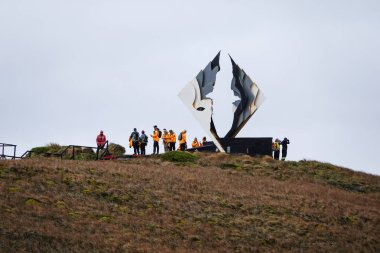 Cape Horn, Şili - 8 Aralık 2023 - Quark Seferleri turistleri Şili, Cape Horn Adası 'ndaki Albatros anıtını keşfettiler