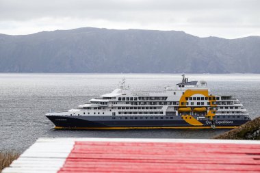 Cape Horn, Şili - 8 Aralık 2023 Quark Seferleri yolcu gemisi Ultramarine Şili 'deki Cape Horn Adası' nda kalıyor.