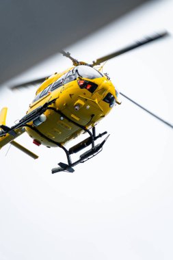 Vega Adası, Antarktika - 12 Aralık 2023 - Quark Seferleri Airbus H145 helikopteri iniş için gemiye yaklaşıyor. Yakın çekim..