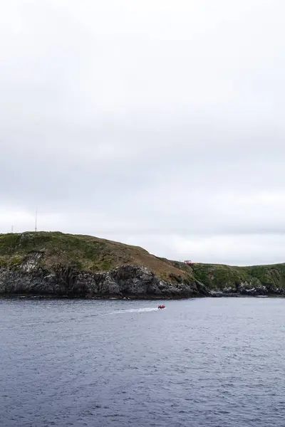 Łódź Zodiakalna Turystami Zbliżającymi Się Wyspy Cape Horn Celu Lądowania — Zdjęcie stockowe