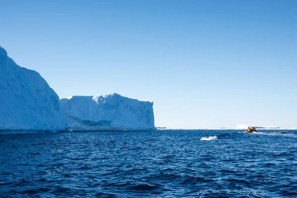Turister Närmar Sig Stora Tabulärt Isberg Zodiak Båt Weddell Sea — Stockfoto